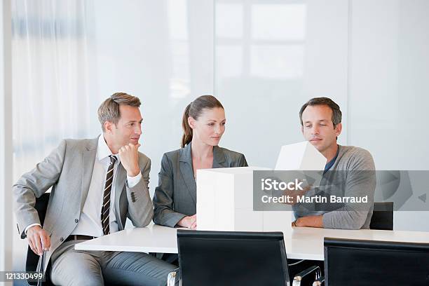 Foto de Pessoas De Negócios Olhando Em Cubos Em Sala De Conferência e mais fotos de stock de Cubo