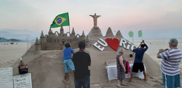 lo street artist brasiliano che intasa la statua del cristo redentore nella scena di rio de janeiro - christ the redeemer rio de janeiro city urban scene foto e immagini stock