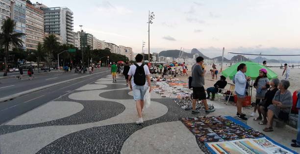 río de janeiro, playa de copacabana, brasil, gente, vendedor de souvenirs - brazil beach copacabana beach recreational pursuit fotografías e imágenes de stock
