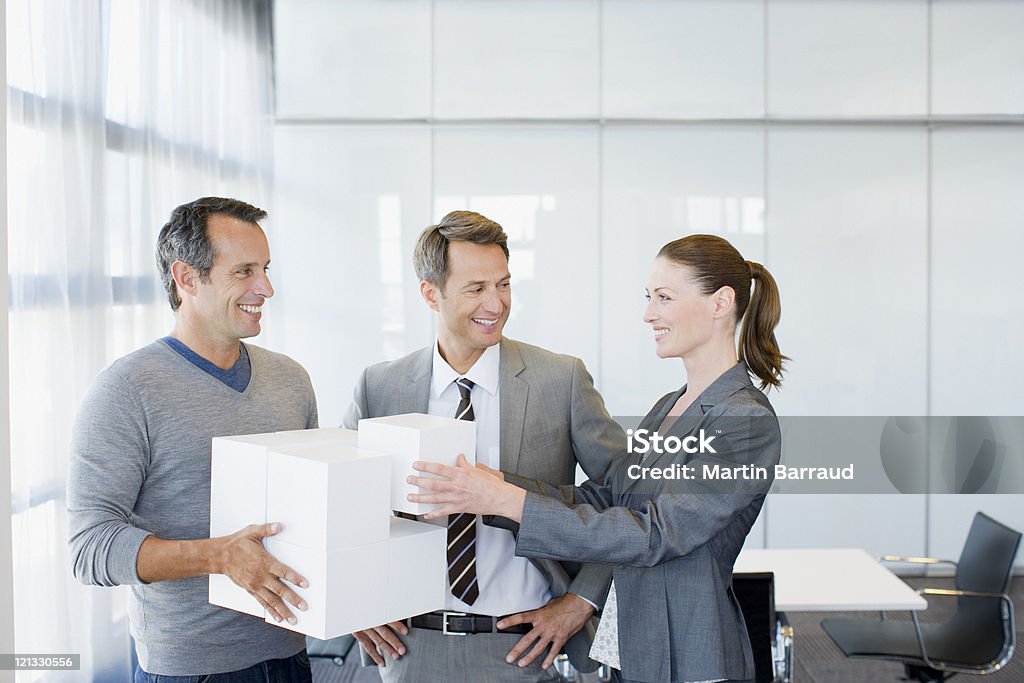 Uomini d'affari in sala conferenze cubetti di impilamento - Foto stock royalty-free di Blocco da assemblare