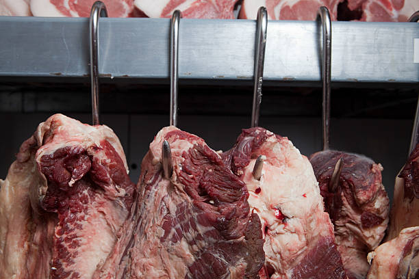 비프 매달기 - butcher butchers shop slaughterhouse hook 뉴스 사진 이미지