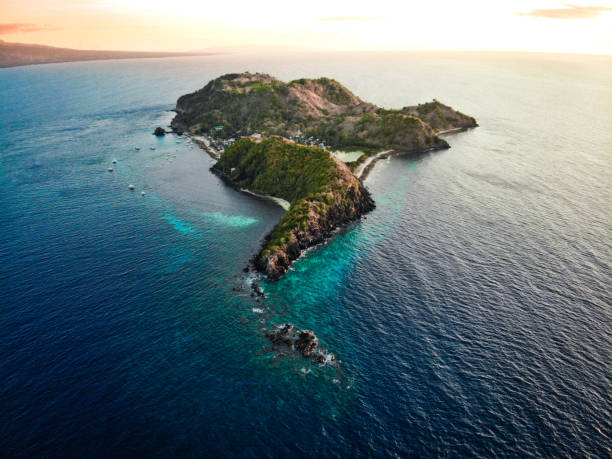 isla apo, filipinas - fotografía aérea - apo island fotografías e imágenes de stock