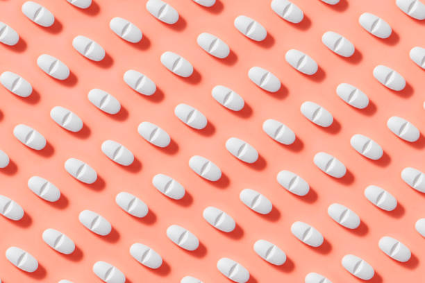 weiße pillen hintergrund - pink pill stock-fotos und bilder