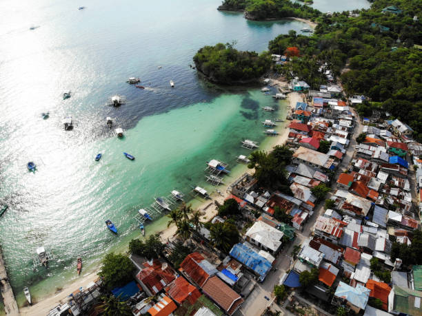 город на острове малапаскуа, филиппины - аэрофотосъемка - nautical vessel philippines mindanao palawan стоковые фото и изображения
