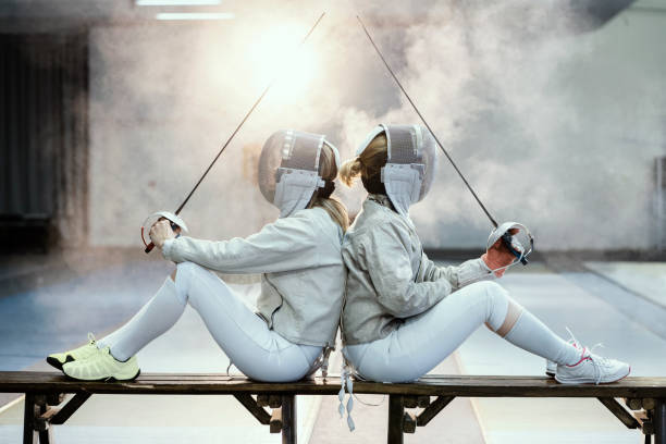 dwie kobiety szermierza - fencing sport rivalry sword zdjęcia i obrazy z banku zdjęć