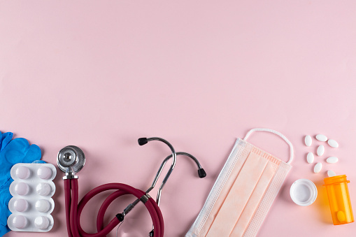 Vật dụng y tế trên nền màu hồng là một sự kết hợp tuyệt vời giữa thẩm mỹ và chức năng. Màu hồng tạo nên một không gian đầy sức sống, tươi mới và thích hợp trong môi trường y tế.