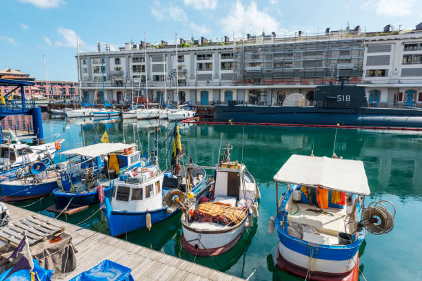рыбацкие лодки и парусные лодки в порту города генуя, италия - moored nautical vessel tied knot sailboat стоковые фото и изображения