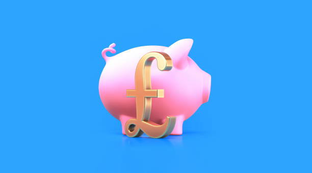 cofrinho e símbolo de libra britânica de cor dourada sentado sinuoso no fundo azul - piggy bank gold british currency pound symbol - fotografias e filmes do acervo