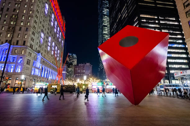 sculpture publique cuboïde d’acier de red cube à new york - new york city finance manhattan famous place photos et images de collection