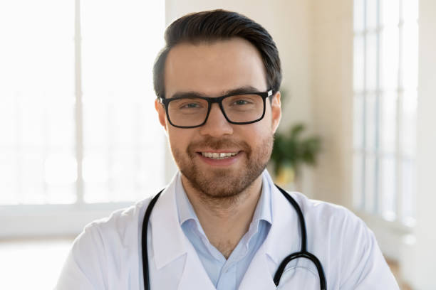 ヘッドショットは、眼鏡で笑顔の男性医師セラピストをクローズアップします。 - close up smiling men eyewear ストックフォトと画像