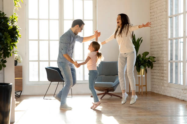 familia de tres años muy alegre de divertirse juntos. - happy time fotografías e imágenes de stock