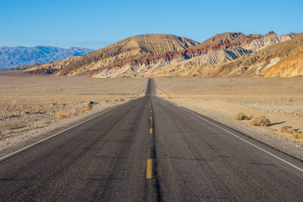 viaje por carretera al parque nacional del valle de la muerte - parque nacional death valley fotografías e imágenes de stock