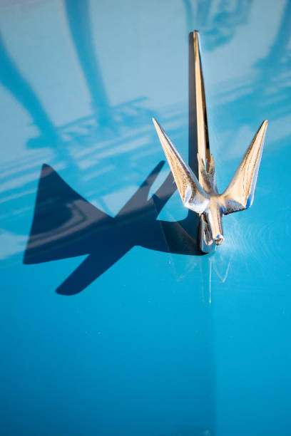 mdina, malta - 12 de outubro de 2018; enfeite de capô de um clássico ford anglia super 1965 - hood ornament - fotografias e filmes do acervo