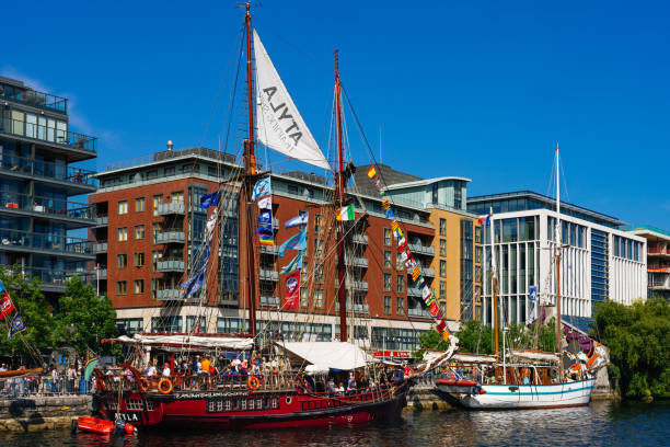 tall ships regatta 2018 in grand canal docks, dublin - grand canal stock-fotos und bilder