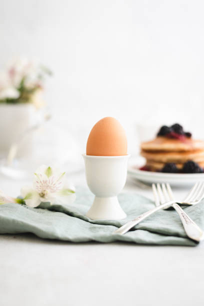 jajko na miękko na śniadanie - soft boiled zdjęcia i obrazy z banku zdjęć