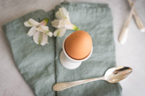 huevo hervido suave para el desayuno - soft boiled fotografías e imágenes de stock