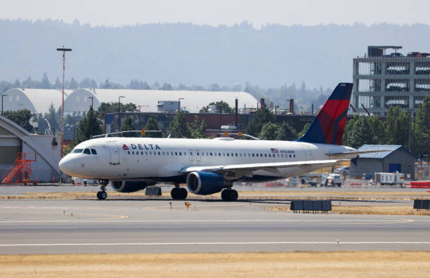 포틀랜드 국제공항(pdx)에서 출발하기 위해 활주로 끝까지 택시를 타고 가는 델타항공 에어버스 a320. - air filter car motor vehicle engine 뉴스 사진 이미지