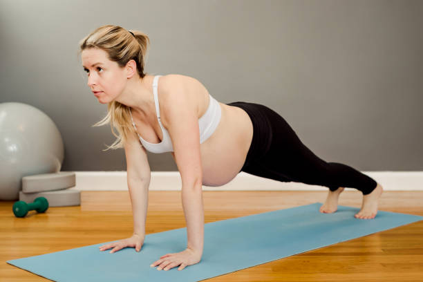 беременная женщина, делая йогу и пилатес - human pregnancy prenatal care relaxation exercise ball стоковые фото и изображения
