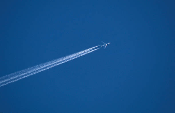 구름없이 맑고 푸른 하늘에 대한 제트 비행기 응축 흔적, 스페인 - con trail 뉴스 사진 이미지
