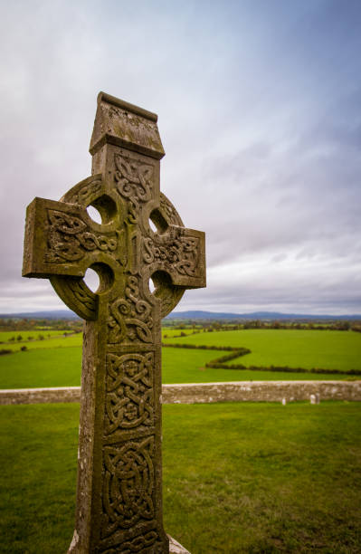 墓地の石ケルトの十字架 - celtic cross 写真 ストックフォトと画像