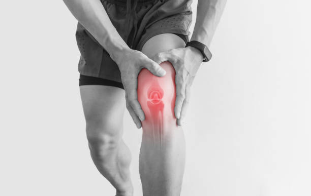 관절 통, 관절염과 힘줄 문제. 고통 지점에서 nee를 만지는 남자, 흰색 배경에 - pain human knee arthritis human joint 뉴스 사진 이미지