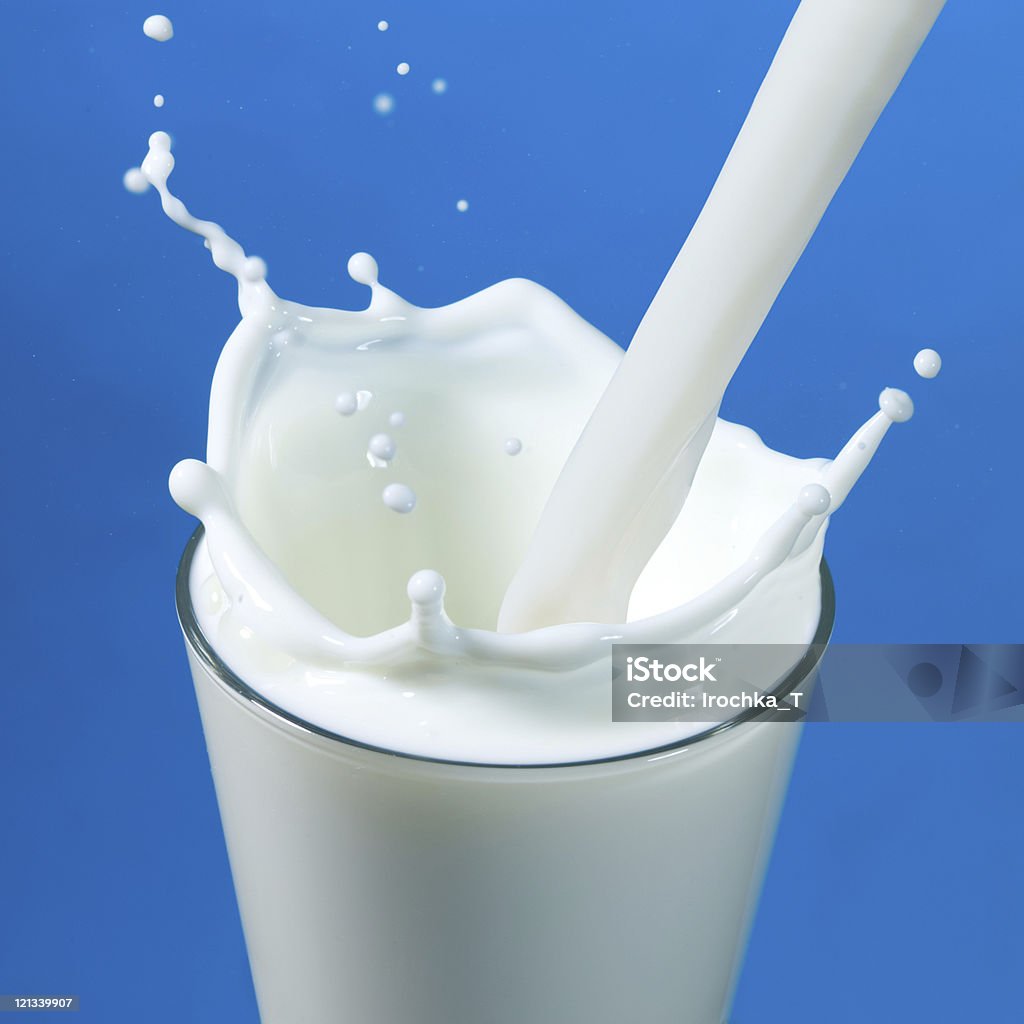 Verter o leite em um vidro isolado - Royalty-free Bebida Foto de stock