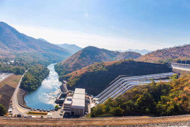 태국 칸차나부리에서 큰 산과 많은 나무가있는 발전소 인 스리나 카린 댐 (srinakarin dam)의 풍경. 국가의 서부 지역에서 전기를 생성하기 위해 - srinakarin 뉴스 사진 이미지