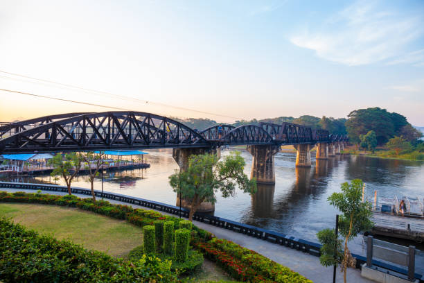 朝の時間にタイのカンチャナブリの橋川クワイの風景。有名な場所と観光地です - kanchanaburi province ストックフォトと画像