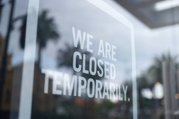 Store closed shot of store closed sign closing photos stock pictures, royalty-free photos & images