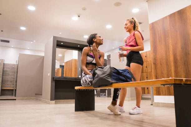 mulheres conversando após o treino no vestiário da academia - gym locker - fotografias e filmes do acervo