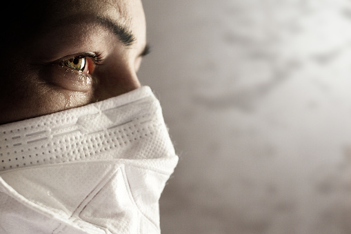 Mujeres con máscara de seguridad de coronavirus. Brote de Covid-19 en todo el mundo photo