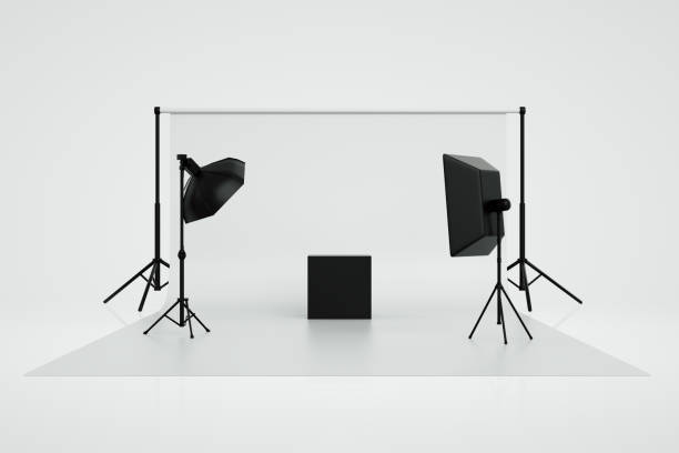 пустая фотостудия с молниеносным оборудованием, белый фон - film studio photo shoot flash camera flash стоковые фото и изображения