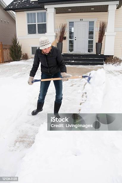 Shoveling 雪 - きれいにするのストックフォトや画像を多数ご用意 - きれいにする, カナダ, 家