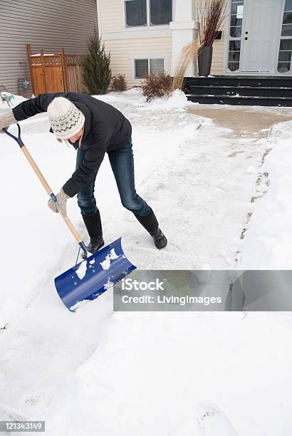 Shoveling Neve - Fotografias de stock e mais imagens de 30-39 Anos - 30-39 Anos, A nevar, Adulto