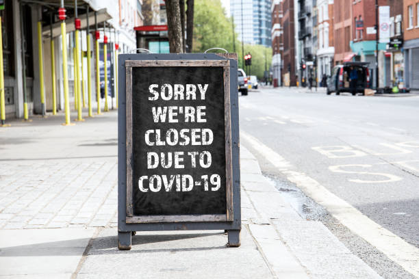 申し訳ありませんが、covid-19のため閉鎖されています。折りたたみ式広告ポスター - closed for business ストックフォトと画像
