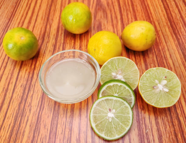 suco de limão com fatias de limão e limão - lemon juice horizontal composition fruit - fotografias e filmes do acervo