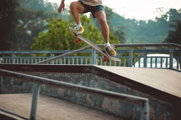 スケートパークでスケートボーダーの脚スケート - skateboard park skateboarding practicing stunt ストックフォトと画像