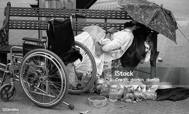 Pobre Sem Abrigo A Dormir Na Bancada Em Paragem De Autocarro - Fotografias de stock e mais imagens de Vagabundo