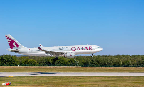 uluslararası havaalanı - qatar airways stok fotoğraflar ve resimler