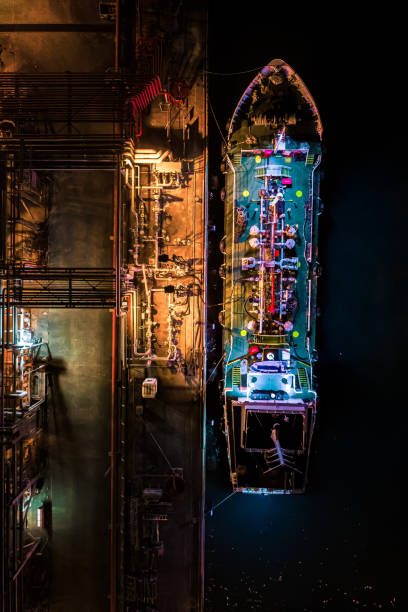 puerto petrolero moored - tank top fotografías e imágenes de stock