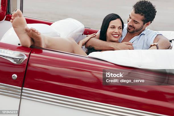 Uomo E Bella Donna Abbracciare In Cabriolet Auto - Fotografie stock e altre immagini di Abbracciare una persona - Abbracciare una persona, Adulto, Affettuoso