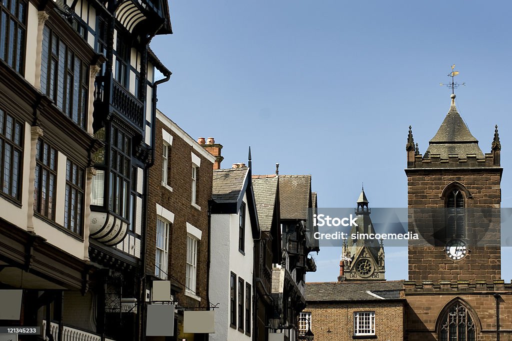 Chester reloj y torres de edificios estilo victoriano época - Foto de stock de Calle principal - Calle libre de derechos