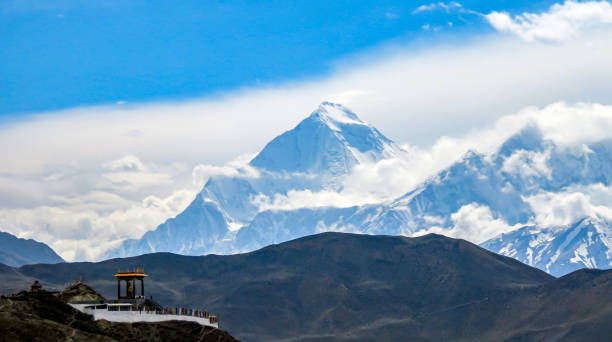 tempel in der nähe von mt.dhaulagiri - muktinath stock-fotos und bilder