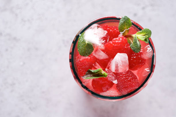 limonada de frambuesa con lima y hielo - raspberry soda fotografías e imágenes de stock