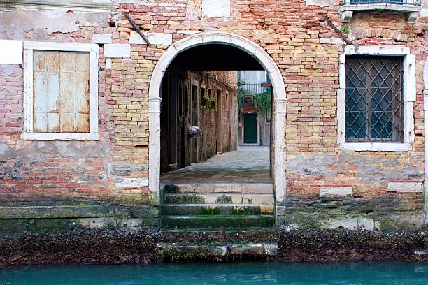 istock Calle of Venice 121346483