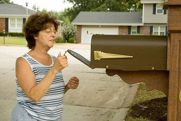 verificar o correio - looking into mailbox imagens e fotografias de stock