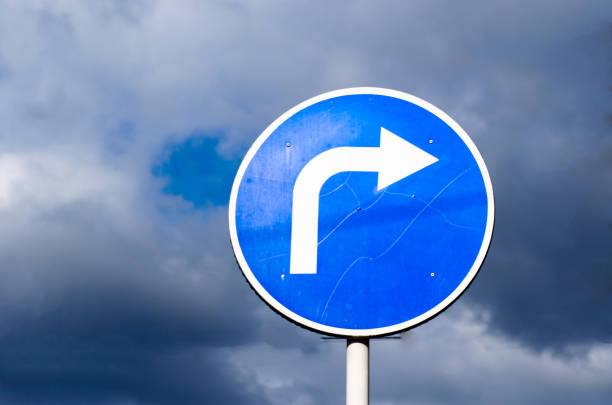 turn right road sign on sky background with clouds - turning right imagens e fotografias de stock