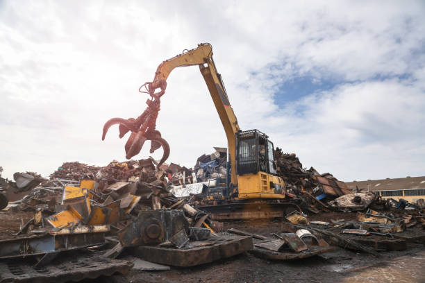 impianto di riciclaggio dei rottami metallici. - metal waste foto e immagini stock