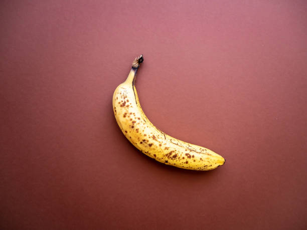 갈색 배경에 점이있는 익은 바나나 - banana rotting ripe above 뉴스 사진 이미지