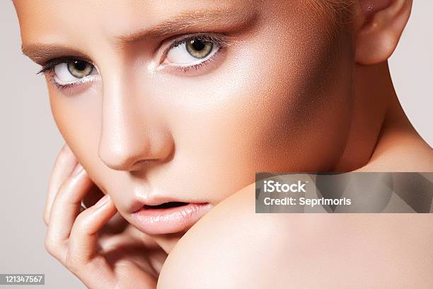Bellissima Modella Con Makeup Di Bronzo Conciata - Fotografie stock e altre immagini di Abbronzatura - Abbronzatura, Adulto, Beautiful Woman